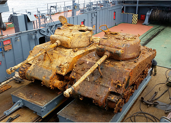Divers of the Northern fleet is lifted from the bottom of the Barents sea, two American tank 