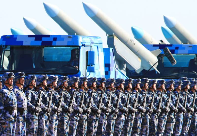 PLA gewisen bei der Parade eng nei militäresch Ausrëschtung