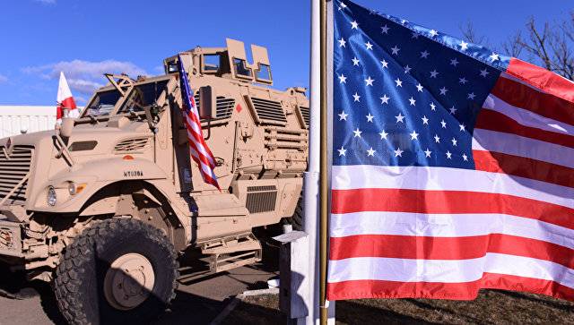 Les états-UNIS dans le cadre d'un exercice lance le matériel militaire à Tbilissi