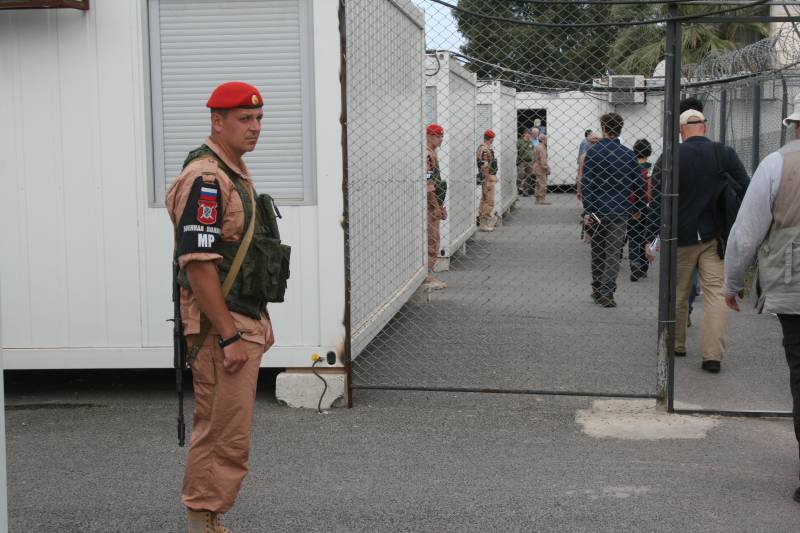 At a checkpoint in the province of Daraa, the Russians inspect thousands of vehicles per day