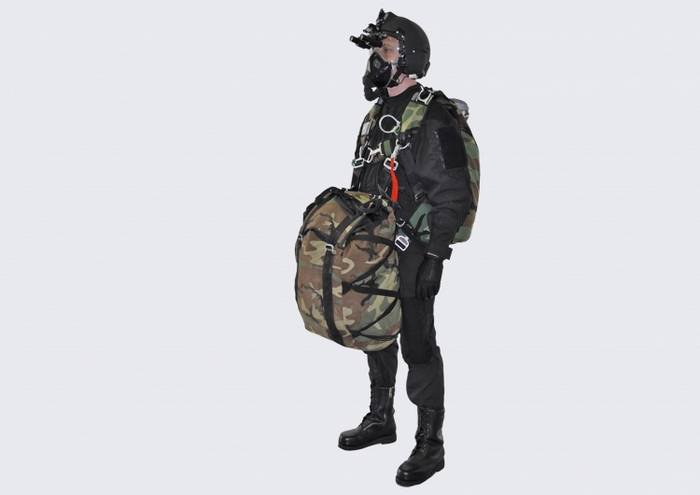 On the teachings of the airborne troops tested the new equipment for jumping from a great height