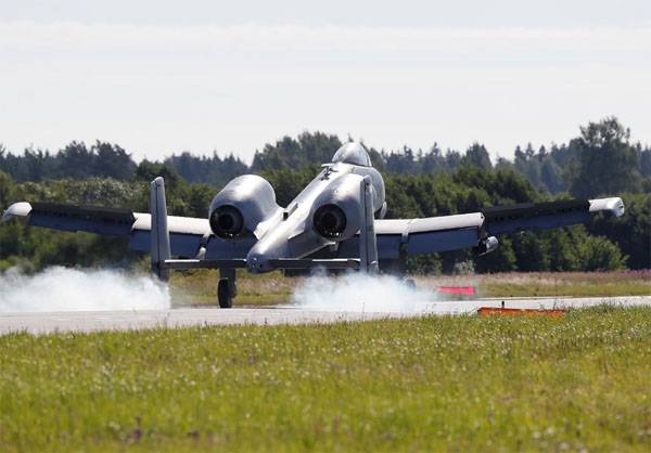 Амерыканскія штурмавікі А-10 у Эстоніі адпрацоўваюць ўзлёт і пасадку на шашы