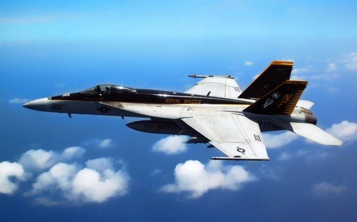 F-18 US NAVY beging déi haart Landung um Fluchhafe vu Bahrain