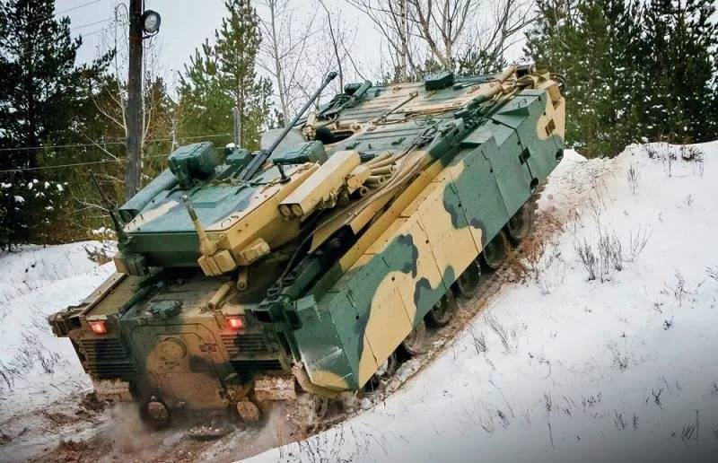 Gepanzerte Oldtimer op der Plattform 