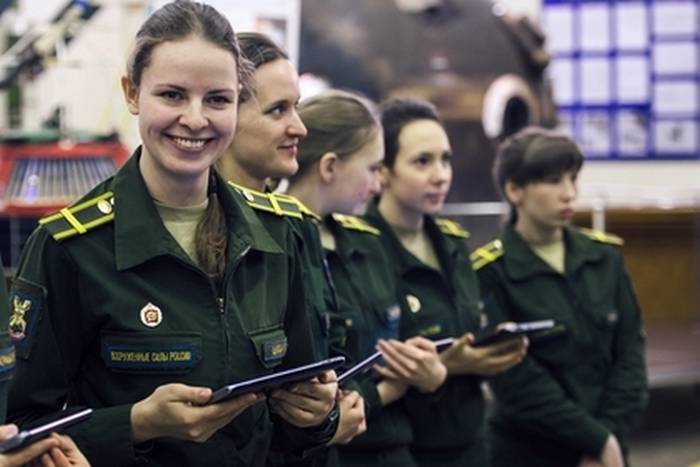 Fir d ' éischt kéier an der Geschicht vu Russland Kadetten авиаучилища Meedchen ginn