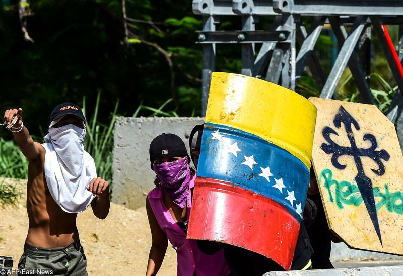 Festgeholl 18 bewaffnete Ugräifer op der Militärbasis zu Venezuela