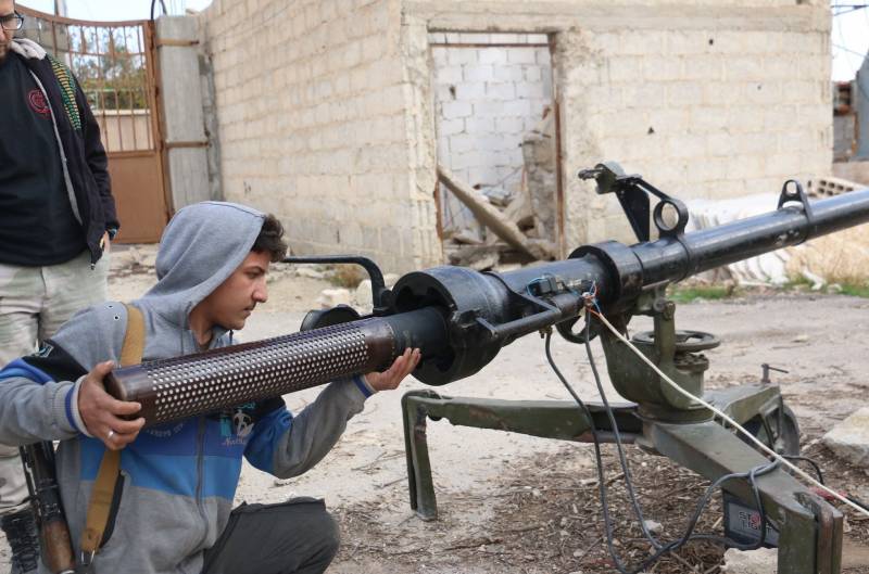 Den Syriska militären uppmanade aktivister att lägga ner sina vapen i Östra ghouta