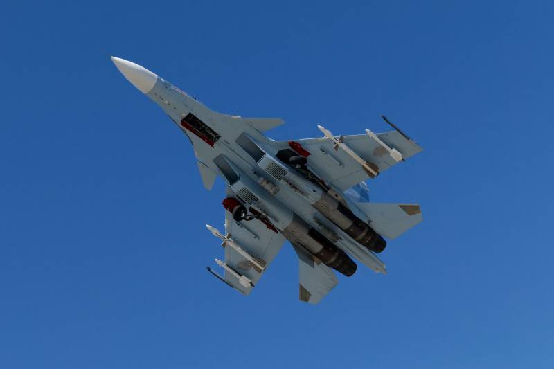 In TSB-Jagdflugzeuge su-30SM vertuscht Flugplatz Luftangriff vom «Feind»