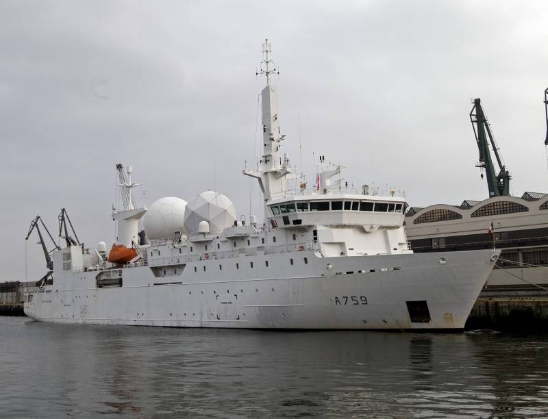 Ved foten av den AMERIKANSKE Marinen i Japan kom franske rekognosering skip