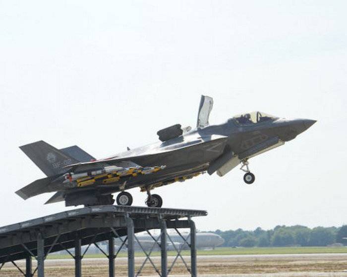Kampfjet F-35B fir d ' éischt kéier erlieft Sprongbriet