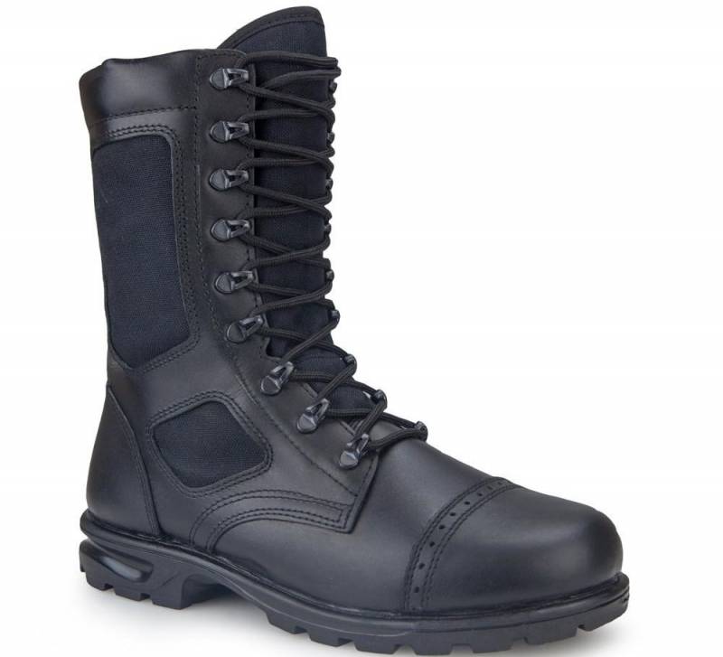 The troops started to arrive lightweight the shoes of the company 