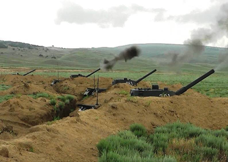 Dans le Daghestan des cours avec l'artillerie de marines