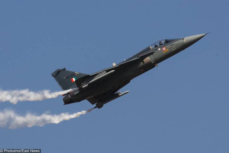 Tejas: Indesch net fäerdeg