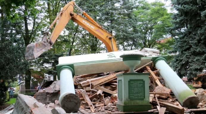The defense Ministry commented on the demolition of architectural structures over the grave of the Soviet soldiers in Poland
