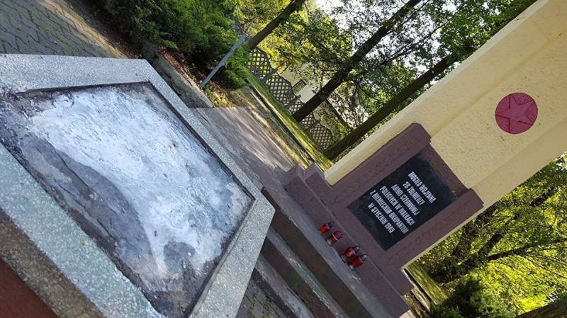 Міноборони закликало «знайти і покарати» винних в оскверненні поховань у Польщі