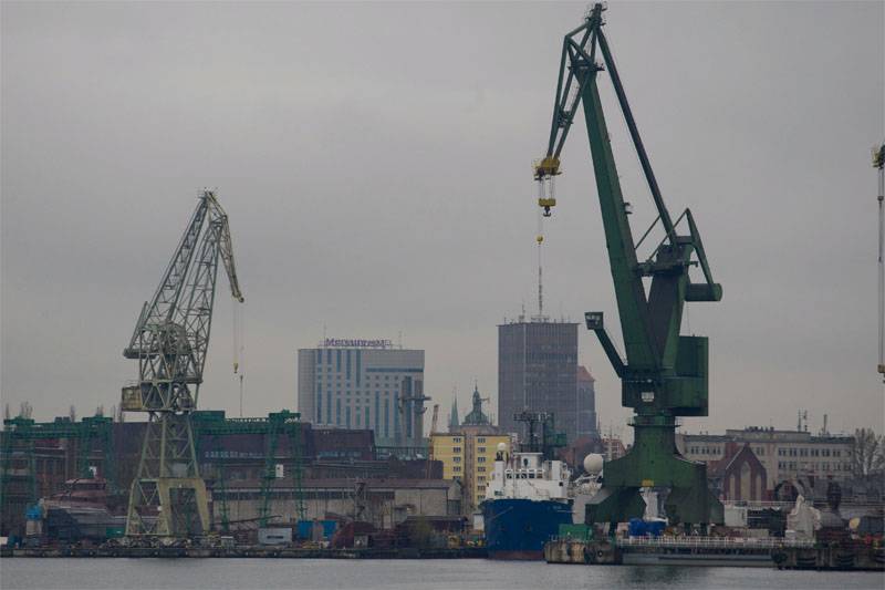 À Gdansk se poursuit le déchargement des navires américains бронетехникой