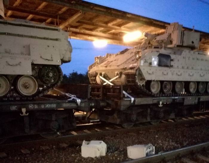 En Pologne, lors du transport par chemin de fer ont blessé dix chars de l'armée des états-UNIS