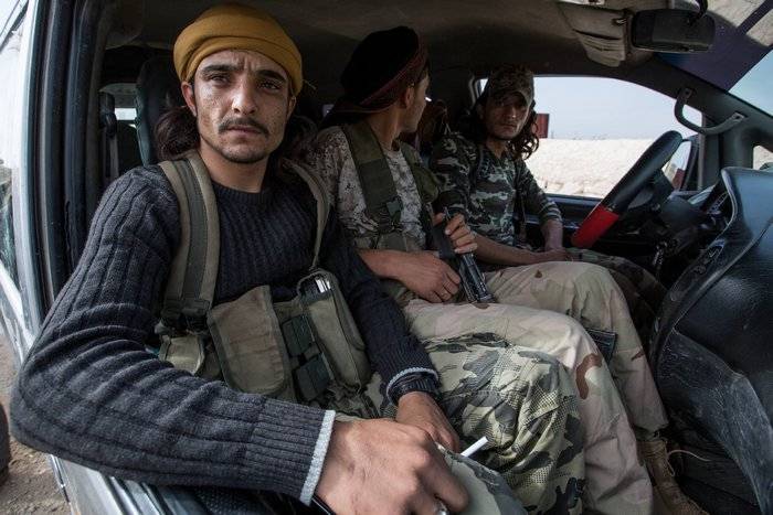 D 'demokratesche Kräften a Syrien esouguer leit déi behaapten, datt d' USA Hinnen Waffe liwweren