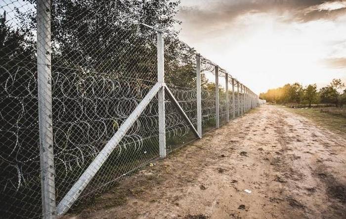 Op der Grenz vun der Krim an der Ukrain stellen déi 50-Kilometer-Zaun