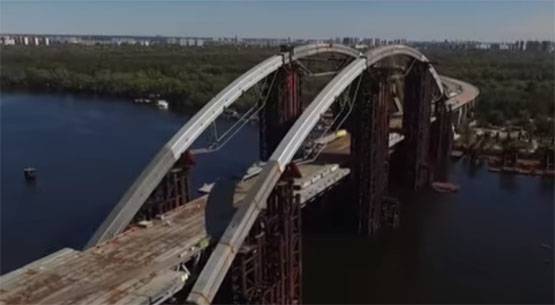Зрада. Firma Poroszenko buduje most w Kijowie z rosyjskich konstrukcji stalowych