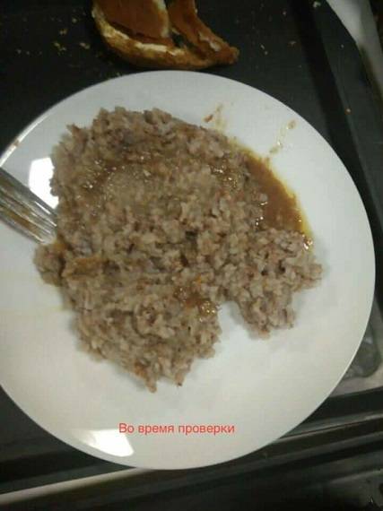 Les élèves de l'institut de MIA de l'Ukraine sur la nutrition: la Soupe froide, du fromage et du pain avec de la moisissure