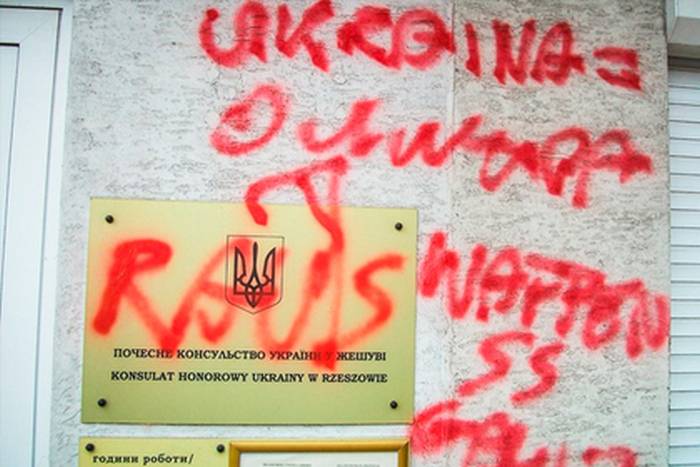 En polonia, en el consulado ucraniano ha escrito un 