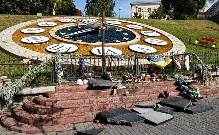 À Kiev, ont brisé le monument «du Ciel, d'une Centaine de»