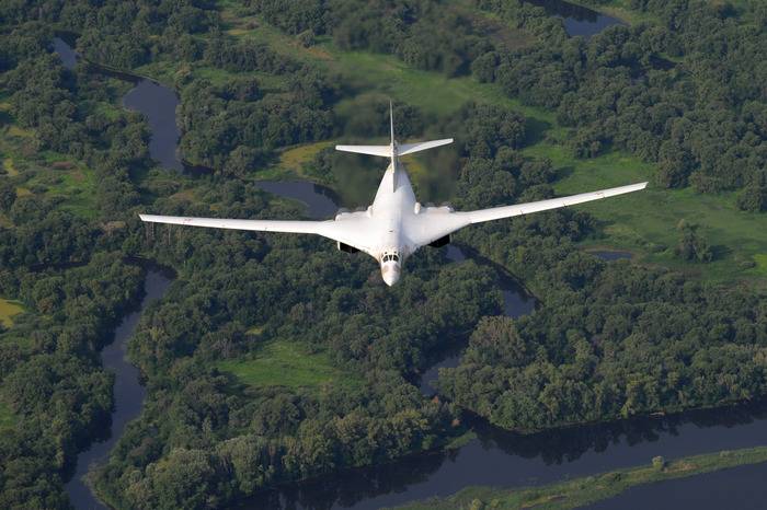 Les MÉDIAS allemands ont comparé les russes Tu-160 