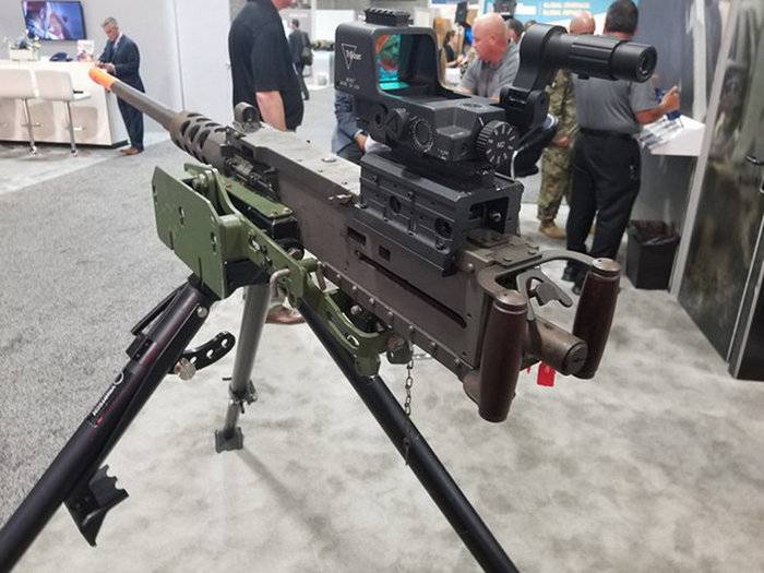 Maschinengewehr Browning M2 huet коллиматорным Viséier