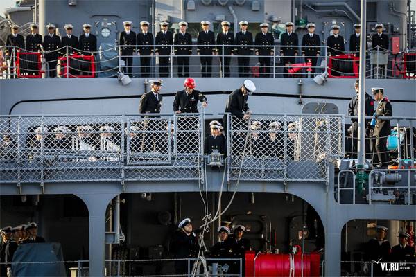 Japonais des gens de mer à Vladivostok, rencontré sous la musique de la bande dessinée de la série Врунгеле
