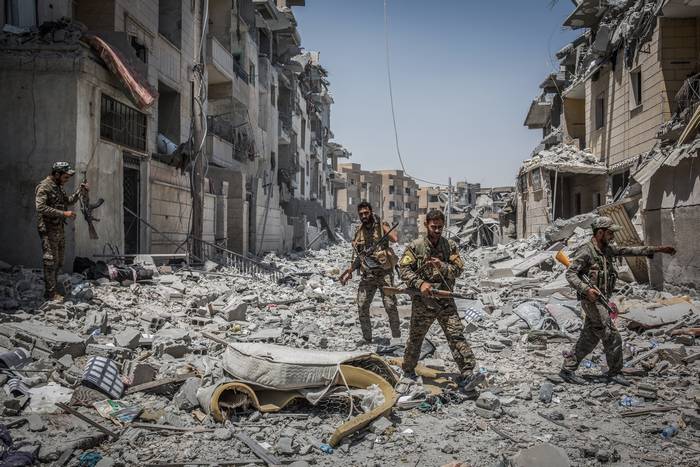 Syrische Arméi befreit Mayadin, d ' Koalitioun vun den USA stiechen zu AR Raqqah