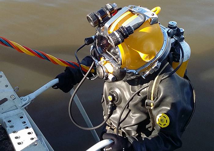 ZVO divers raised from the bottom of lake Ladoga German bomber