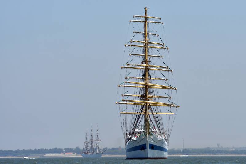 No 2030 vun der Russescher Marine kritt nei Lehr-Segelschiff