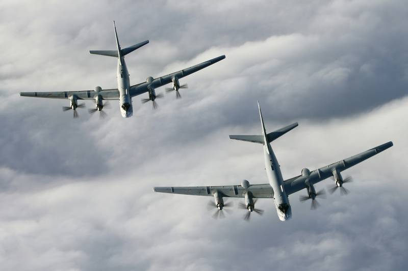 Tu-95MS flogen über den Pazifischen Ozean, begleitet von Flugzeuge der USA und Japan