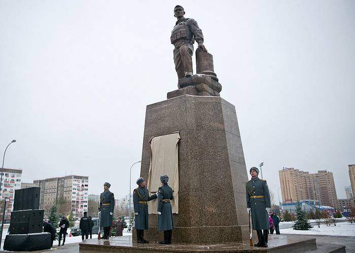 У Арэнбурзе адкрылі помнік загінуламу ў Сірыі Герою Расіі Прахарэнка