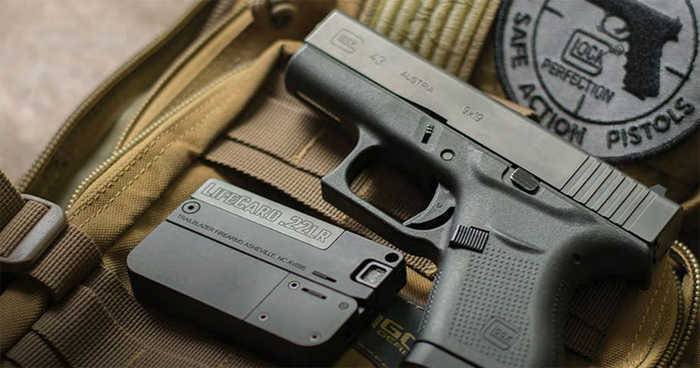 The gun and the gun in the form of a plastic card
