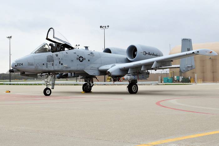 The United States began the replacement of attack aircraft A-10 Thunderbolt II