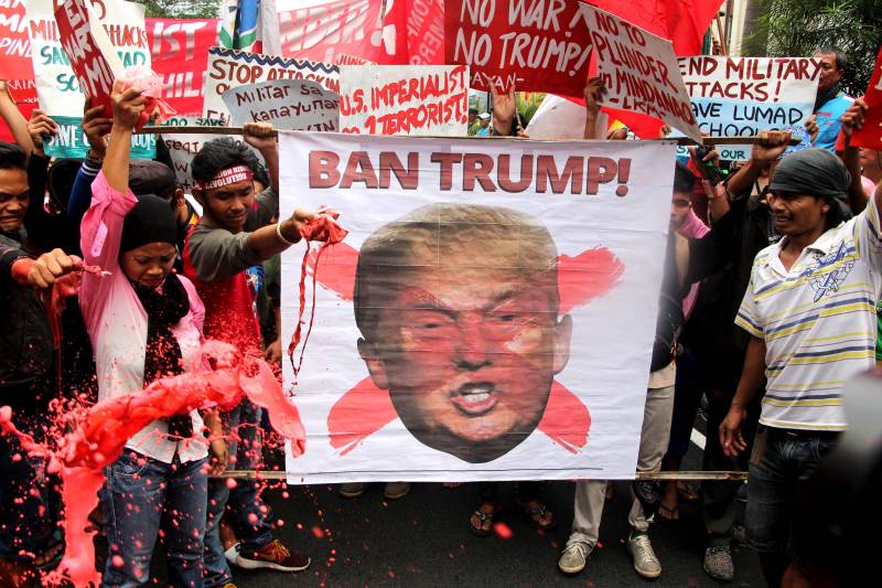 Les philippins, occupant une action de protestation en face de la visite de donald Trump, ont dispersé des jets d'eau