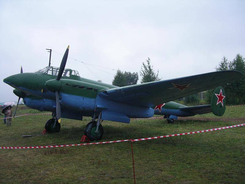 في بريموري ، اكتشف أجزاء من PE-2 مفجر وبقايا مشغل الراديو