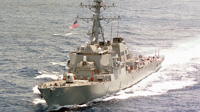 En Amerikansk destroyer kolliderte med en slepebåt utenfor kysten av Japan