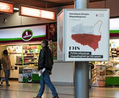 En el aeropuerto de varsovia colgado de la tarjeta de polonia a partir del fuera de lituania, ucrania occidental y bielorrusia