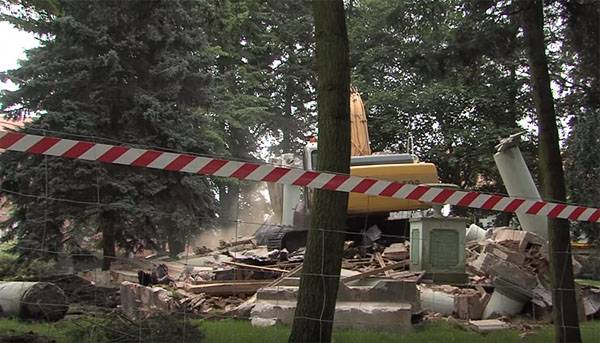 Marcos bárbara a la destrucción del monumento a los soldados soviéticos-libertadores en polonia