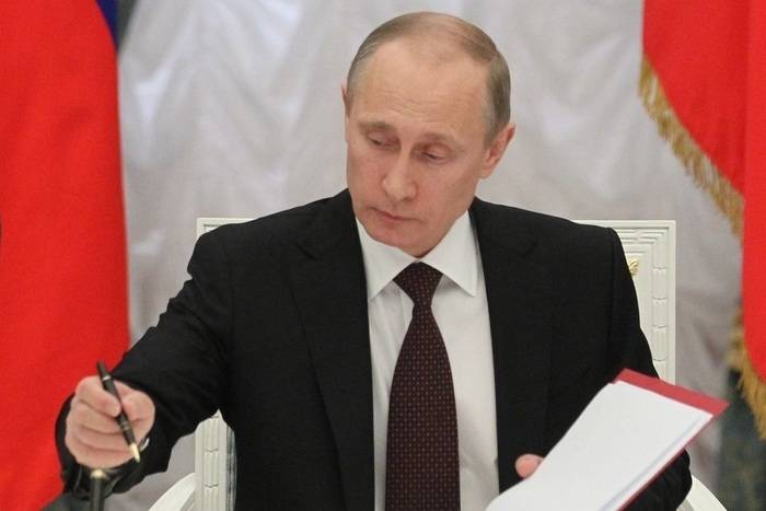 Putin undertegnet endringer i loven om status for en utenlandsk agent til media