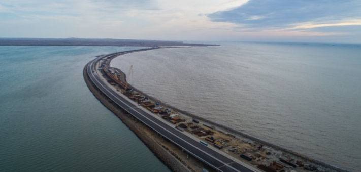 Terminé l'assemblage de route de la partie du pont de Crimée