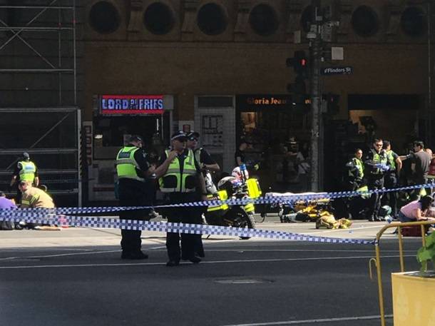 I Melbourne bilen kjørte inn i en folkemengde