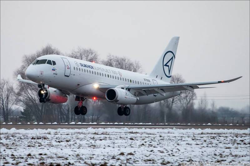 Tuvo lugar el primer vuelo de prueba SSJ100 con саблевидными de alerones