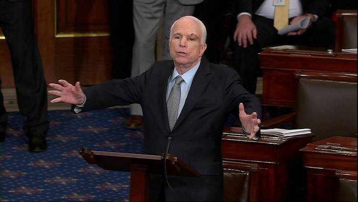 McCain huet d ' Geliwert der Ukrain komplex Javelin 