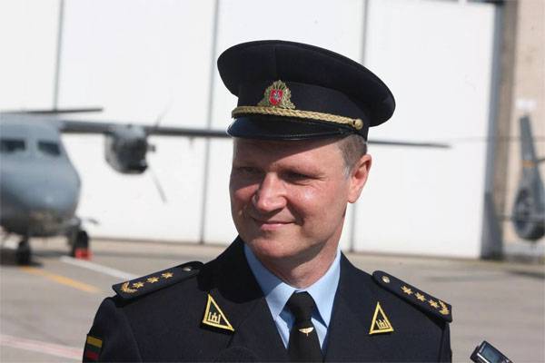 Le commandant de la force aérienne de la Lituanie a été suspendu pour des plans de réparation d'hélicoptères en RUSSIE. Qu'a décidé la cour?