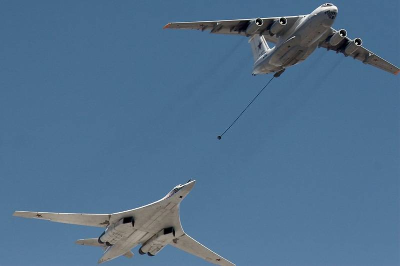 Russian strategic bombers has worked refueling in the air
