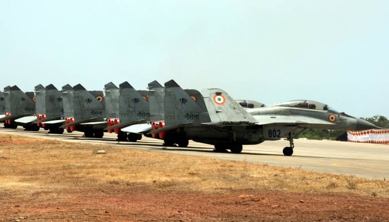 MiG-29K fir d ' Indesch Marine während dem Start rutschte mat Sträifen a Flamen